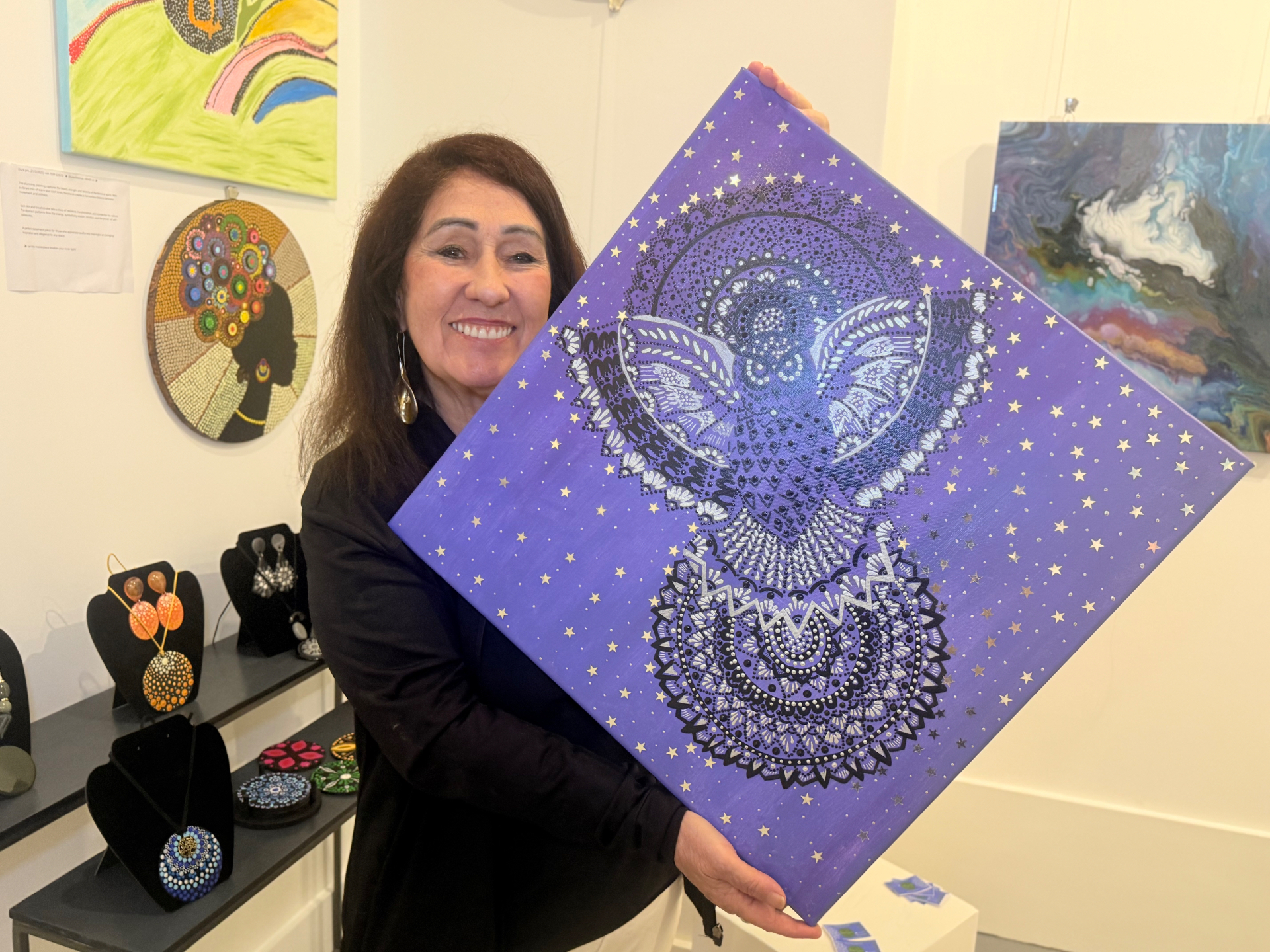 Fátima Soares com uma das suas mandalas